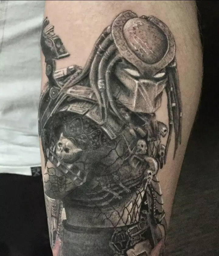 Tattoo "Predator" (27 mga larawan): Mga tattoo sketch na may isang halimaw mula sa pelikula na "Alien Against Predator", iba pang mga ideya ng tattoo