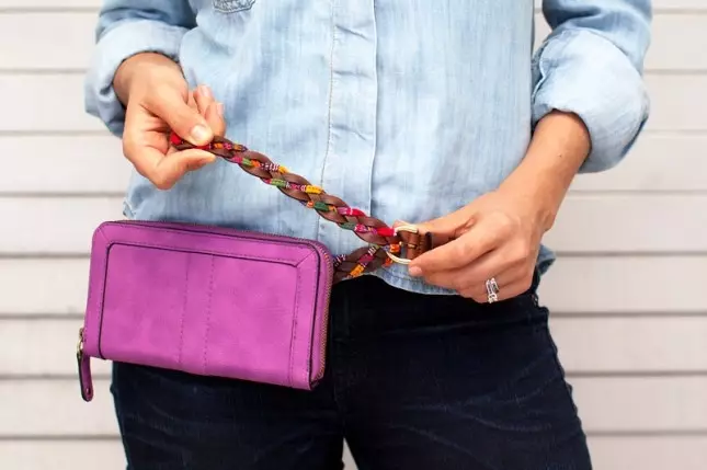 Bolsa de correa (100 fotos): modelos de mujeres en el cinturón para correr desde Nike y Dakine, lo que se llama opciones de cuero para el teléfono. 2761_11