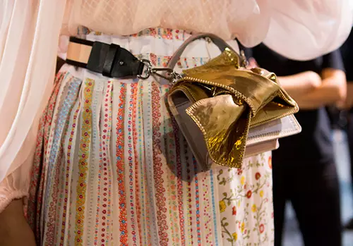 Bolsa de correa (100 fotos): modelos de mujeres en el cinturón para correr desde Nike y Dakine, lo que se llama opciones de cuero para el teléfono. 2761_13