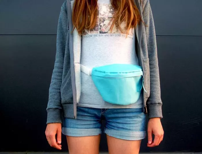 Bolsa de correa (100 fotos): modelos de mujeres en el cinturón para correr desde Nike y Dakine, lo que se llama opciones de cuero para el teléfono. 2761_48