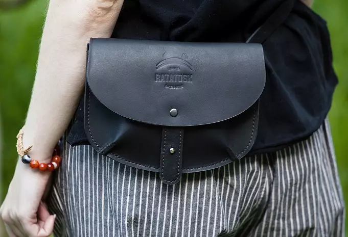 Bolsa de correa (100 fotos): modelos de mujeres en el cinturón para correr desde Nike y Dakine, lo que se llama opciones de cuero para el teléfono. 2761_58