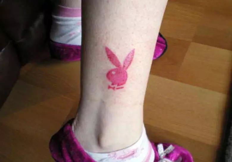 Tattoo "Playboy": Tattoo hodnotu so zajačikom. Najlepšie náčrty. Tetovanie na prstoch a iných častiach tela