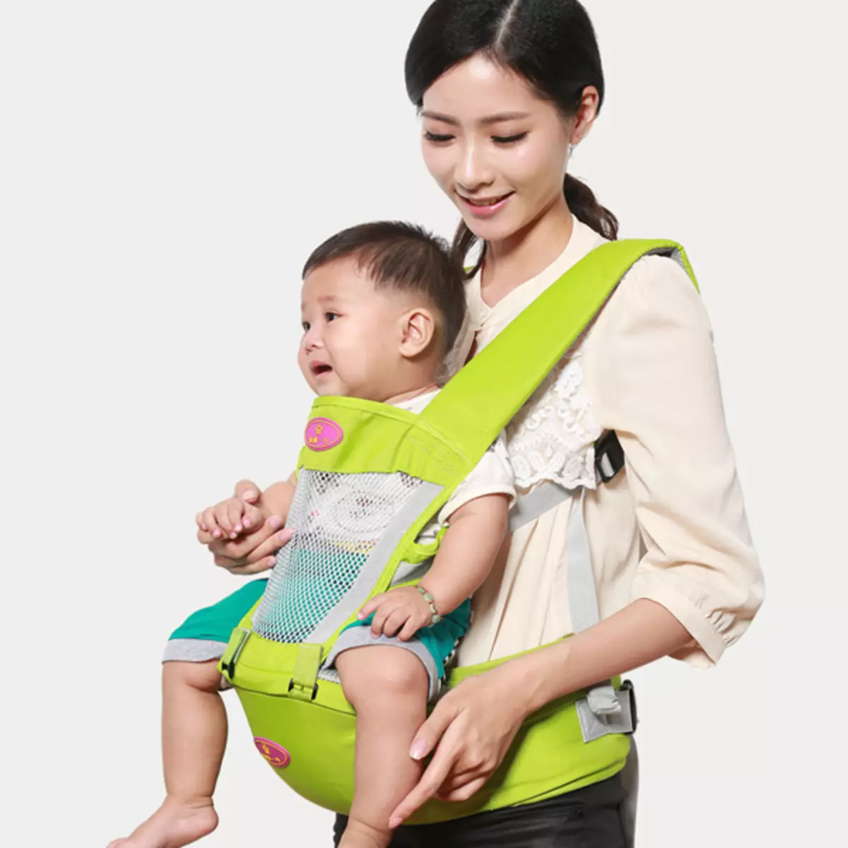 กระเป๋าจิงโจ้ (67 รูป): รุ่นสำหรับทารกแรกเกิดและเด็ก Chicco 2774_56