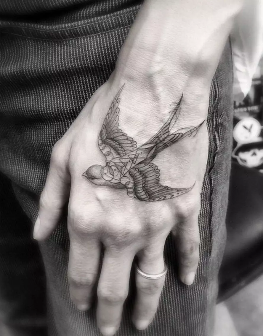 Tetovaža s lastavicama (45 fotografija): značenje i skice, tetovaže na vratu djevojčica i na suglasci, na ruci na zapešću i ramenu, nogu i drugim dijelovima tijela 278_10