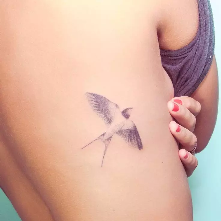Tatuaż z jaskółkami (45 zdjęć): znaczenie i szkice, tatuaże na szyi dziewczyn i obojczyków, na rękę na nadgarstku i ramieniu, noga i na innych częściach ciała 278_11