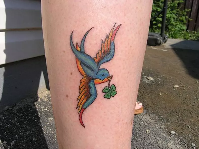 Tetovaža s lastavicama (45 fotografija): značenje i skice, tetovaže na vratu djevojčica i na suglasci, na ruci na zapešću i ramenu, nogu i drugim dijelovima tijela 278_12