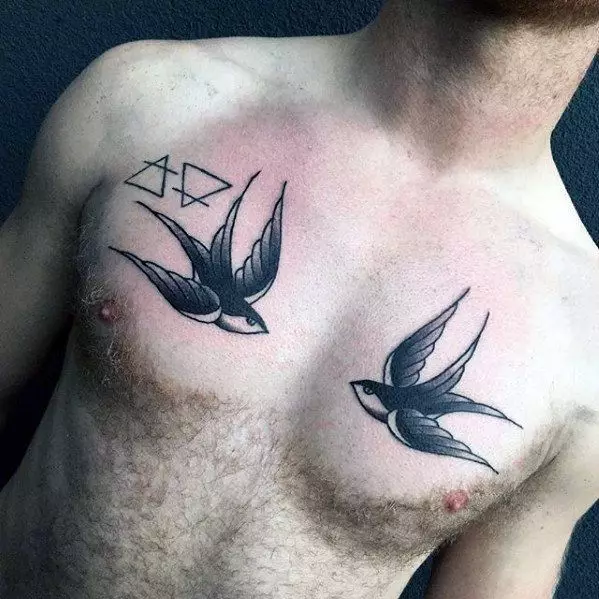 Tattoo me swallows (45 foto): kuptim dhe skica, tatuazhe në qafën e vajzave dhe në klavikul, në dorë në dore dhe shpatull, këmbë dhe në pjesë të tjera të trupit 278_15