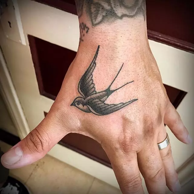 Tetovaža s lastavicama (45 fotografija): značenje i skice, tetovaže na vratu djevojčica i na suglasci, na ruci na zapešću i ramenu, nogu i drugim dijelovima tijela 278_16