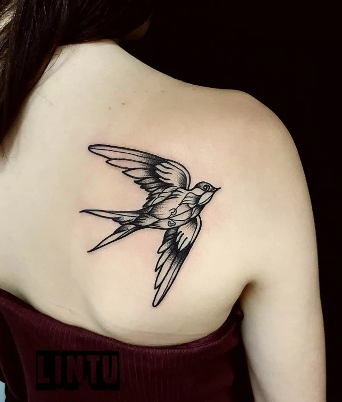 Татуировка с лястовици (45 снимки): смисъл и скици, татуировки по шията на момичетата и върху ключалката, на ръка на китката и рамото, крака и върху други части на тялото 278_18