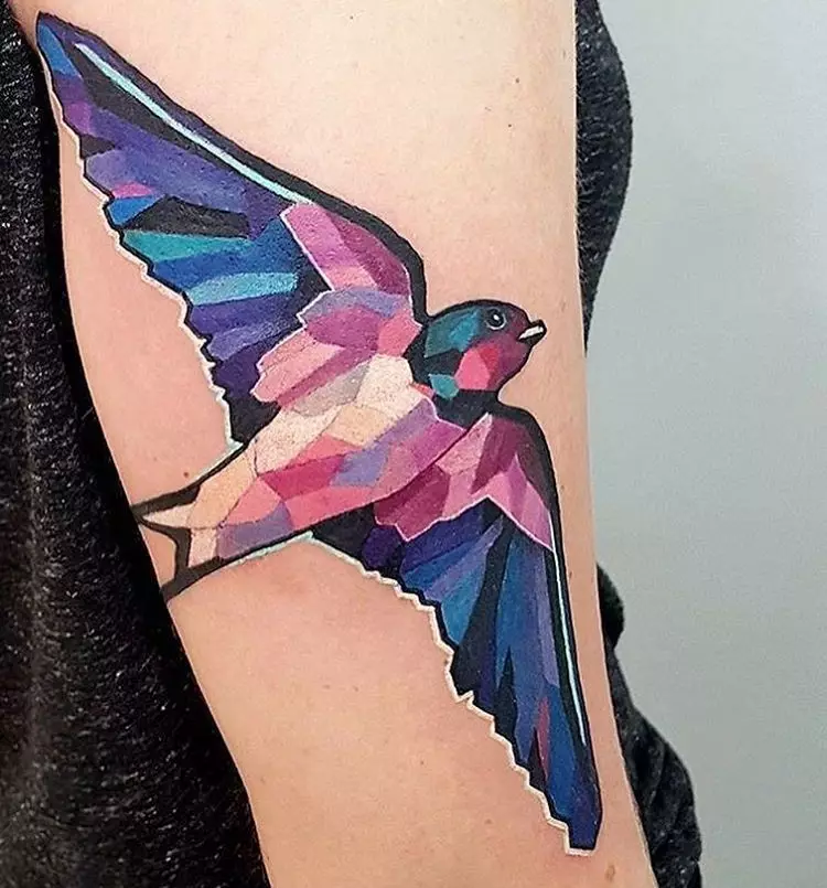 Tattoo s lastovicami (45 fotografií): Význam a náčrtky, tetovanie na krku dievčat a na kosti, na ruke na zápästí a ramene, nohu a na iných častiach tela