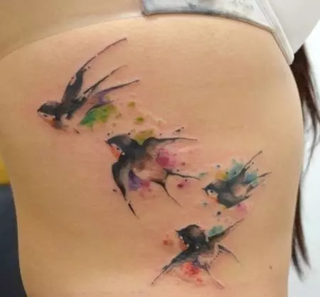 Tetovaža s lastavicama (45 fotografija): značenje i skice, tetovaže na vratu djevojčica i na suglasci, na ruci na zapešću i ramenu, nogu i drugim dijelovima tijela 278_21