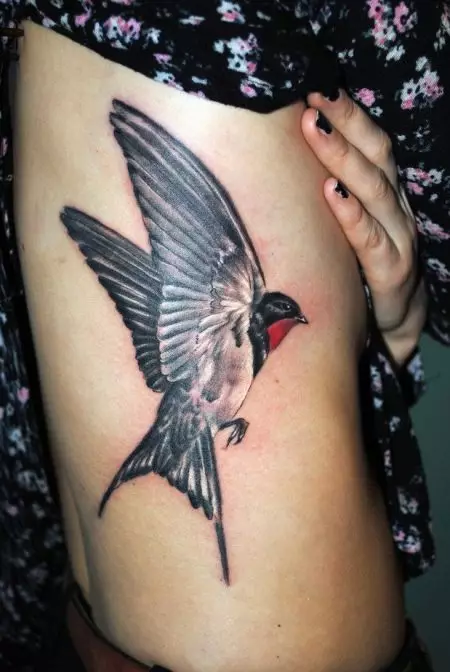 Tattoo met zwaluwen (45 foto's): betekenis en schetsen, tatoeages op de nek van meisjes en op het sleutelbeen, op de hand op de pols en schouder, been en op andere delen van het lichaam 278_28