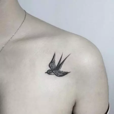 Tattoo met zwaluwen (45 foto's): betekenis en schetsen, tatoeages op de nek van meisjes en op het sleutelbeen, op de hand op de pols en schouder, been en op andere delen van het lichaam 278_31