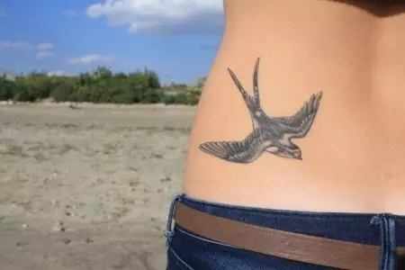Tatu dengan Swallows (45 Foto): Makna dan lakaran, tatu di leher gadis dan di atas tulang belakang, di tangan pada pergelangan tangan dan bahu, kaki dan di bahagian lain badan 278_33