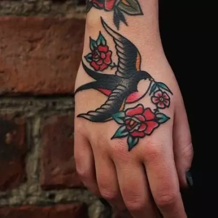Tattoo z lastovke (45 fotografij): smislu in skic, tetovaže na vratu deklic in na ključnico, na strani na zapestju in ramena, noge in na drugih delih telesa 278_34