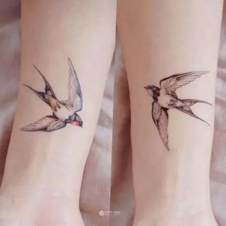 Татуировка с лястовици (45 снимки): смисъл и скици, татуировки по шията на момичетата и върху ключалката, на ръка на китката и рамото, крака и върху други части на тялото 278_35