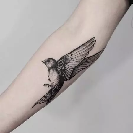 Tattoo z lastovke (45 fotografij): smislu in skic, tetovaže na vratu deklic in na ključnico, na strani na zapestju in ramena, noge in na drugih delih telesa 278_36