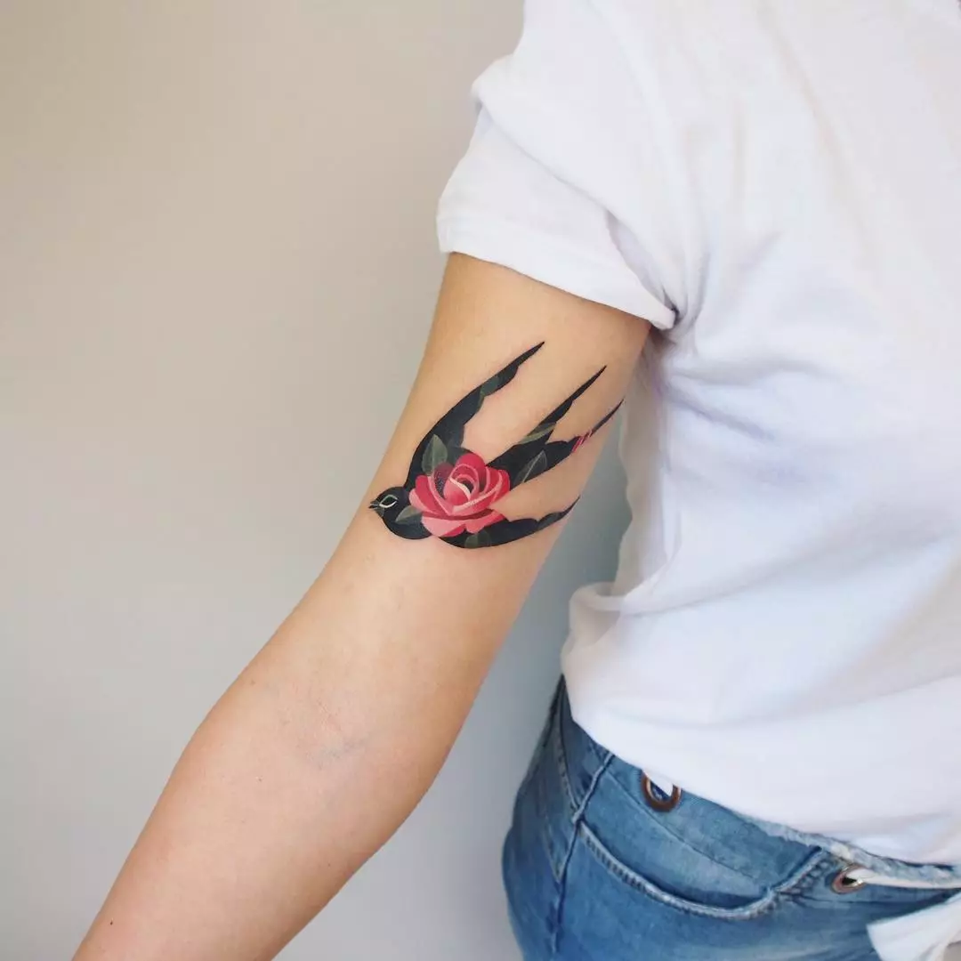 Tattoo z lastovke (45 fotografij): smislu in skic, tetovaže na vratu deklic in na ključnico, na strani na zapestju in ramena, noge in na drugih delih telesa 278_4