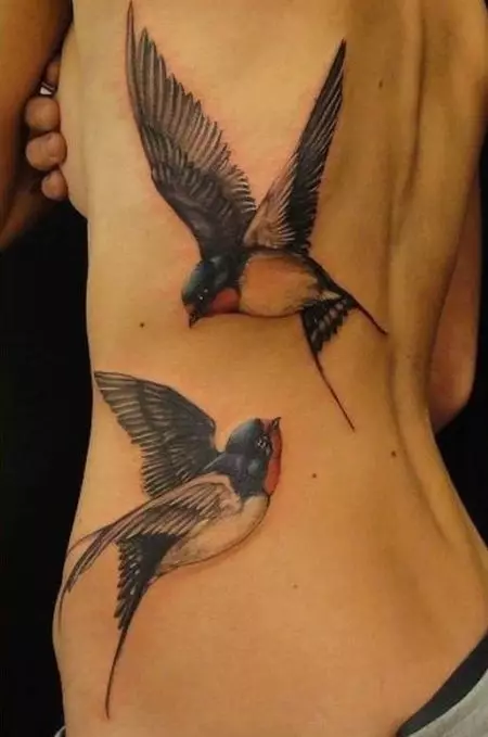 Tetování s polykáním (45 fotek): význam a skic, tetování na krku dívek a na klíční kosti, na ruku na zápěstí a ramena, nohy a na jiných částech těla 278_40