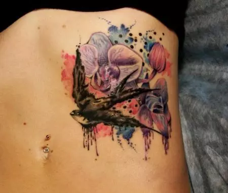 Tatuaż z jaskółkami (45 zdjęć): znaczenie i szkice, tatuaże na szyi dziewczyn i obojczyków, na rękę na nadgarstku i ramieniu, noga i na innych częściach ciała 278_42