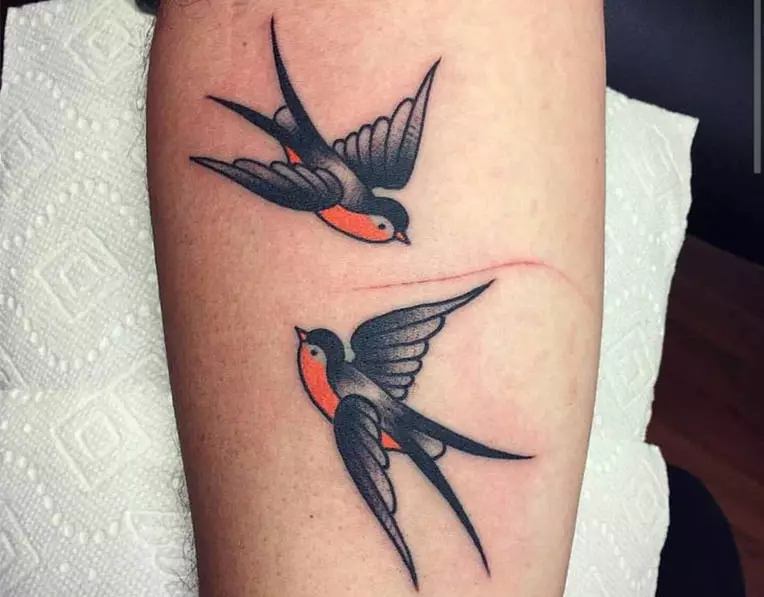 Tetovaža s lastavicama (45 fotografija): značenje i skice, tetovaže na vratu djevojčica i na suglasci, na ruci na zapešću i ramenu, nogu i drugim dijelovima tijela 278_43