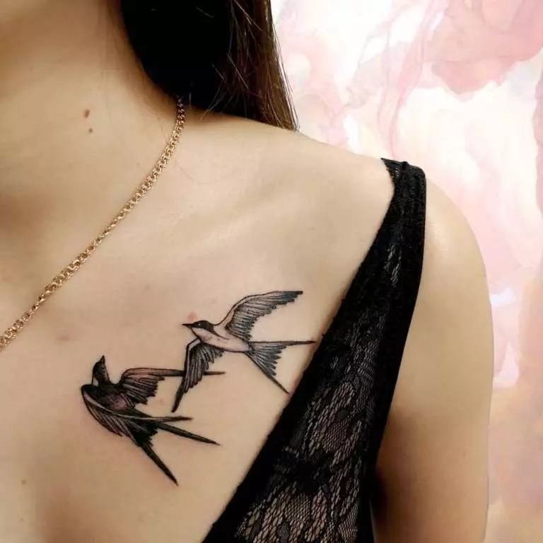 Tattoo Swallows (45 kuvaa): Merkitys ja luonnokset, tatuoinnit tyttöjen kaulasta ja soluista, kädessä ranteen ja olkapään, jalan ja muiden kehon osissa 278_44