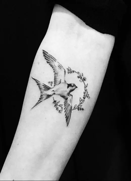 Татуировка с лястовици (45 снимки): смисъл и скици, татуировки по шията на момичетата и върху ключалката, на ръка на китката и рамото, крака и върху други части на тялото 278_5