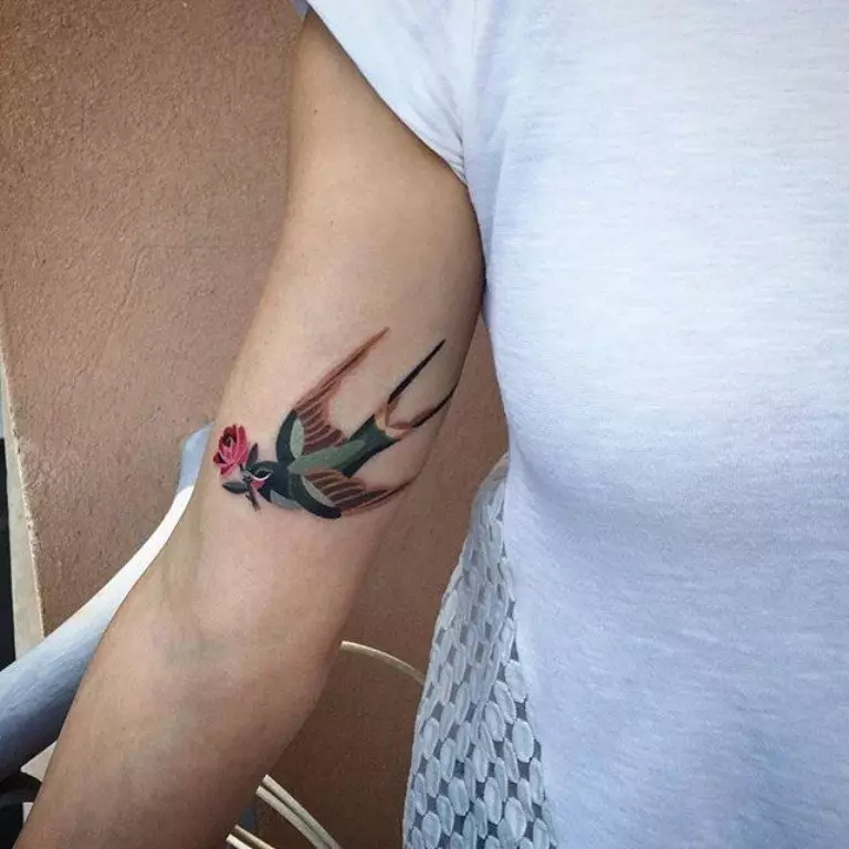 Tattoo me swallows (45 foto): kuptim dhe skica, tatuazhe në qafën e vajzave dhe në klavikul, në dorë në dore dhe shpatull, këmbë dhe në pjesë të tjera të trupit 278_6