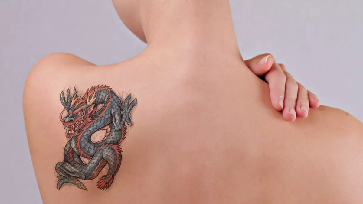 Tatouage avec dragons (68 photos): croquis et valeurs. Tatouages ​​sur la main et sur l'épaule, sur le dos et sur la hanche, sur le cou et la jambe, sur l'avant-bras et sur d'autres parties du corps