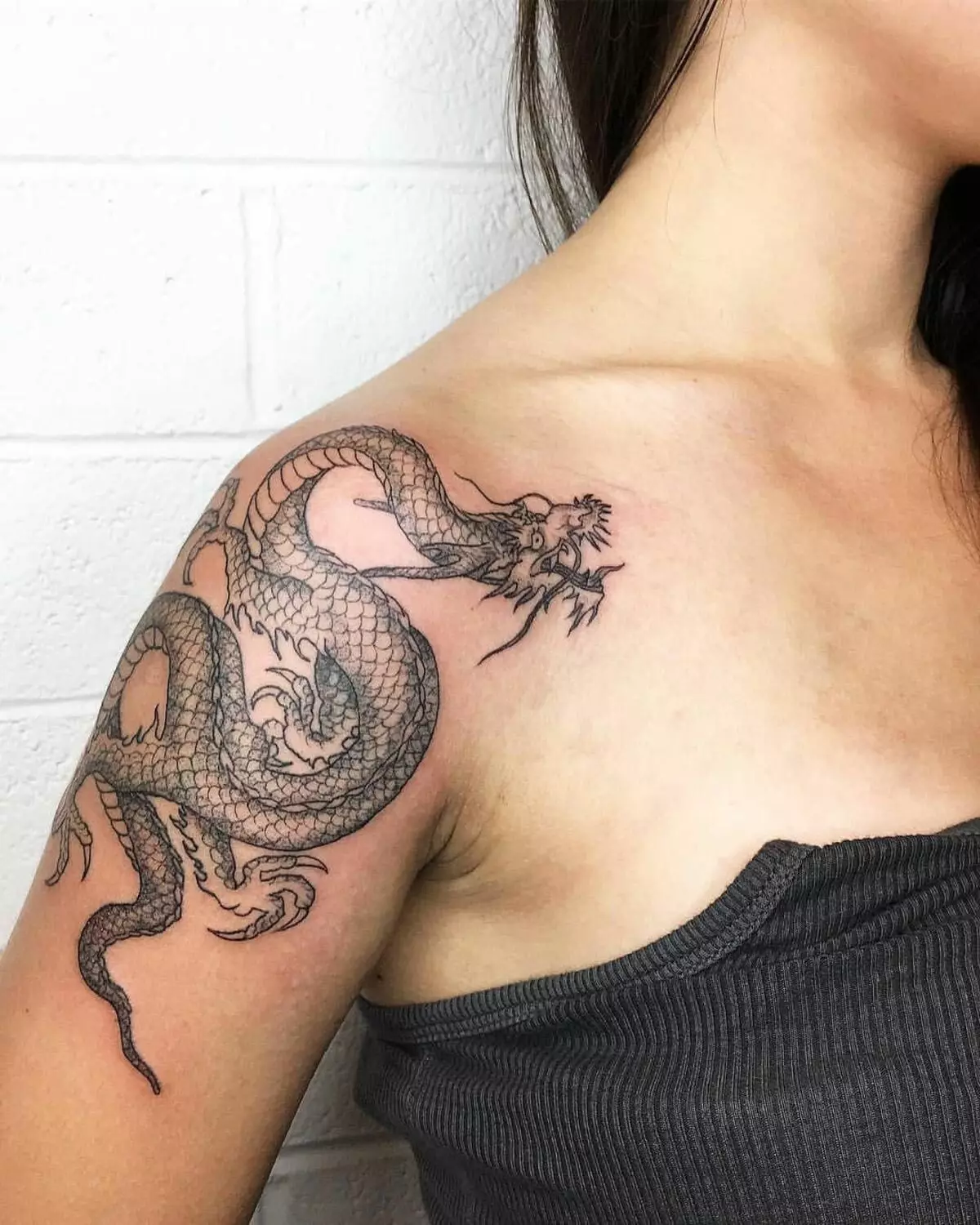 Tattoo s Dragons (68 fotografija): Skice i vrijednosti. Tetovaže na ruci i na ramenu, na leđima i na kuku, na vratu i nozi, na podlaktici i na drugim dijelovima tijela 279_11