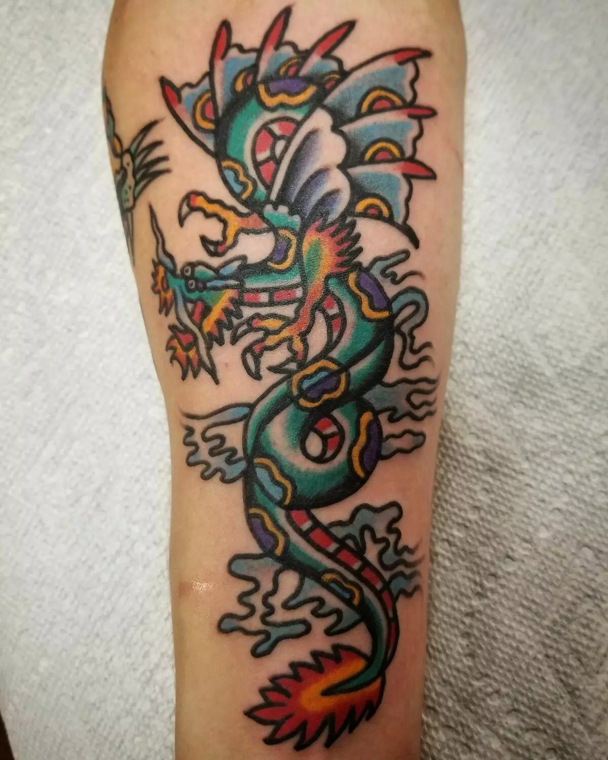 Tattoo s Dragons (68 fotografija): Skice i vrijednosti. Tetovaže na ruci i na ramenu, na leđima i na kuku, na vratu i nozi, na podlaktici i na drugim dijelovima tijela 279_12
