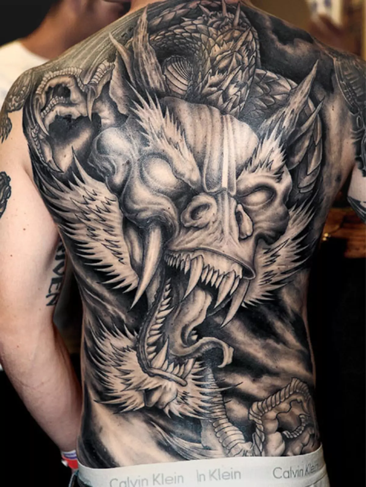 Tattoo with dragons (68 photos): sketches and values. Tattoos on hand and on the shoulder, on the back and on the hip, on the neck and leg, on the forearm and on other parts of the body 279_14