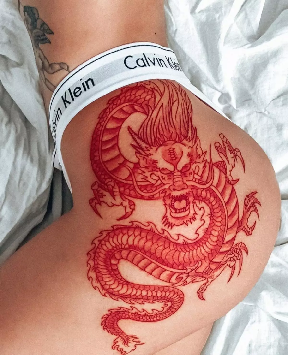 Tatuaggio con draghi (68 foto): schizzi e valori. Tatuaggi a portata di mano e sulla spalla, sul retro e sull'anca, sul collo e sulla gamba, sull'avambraccio e su altre parti del corpo 279_16
