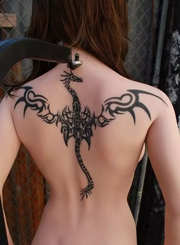 Tatuatge amb dracs (68 fotos): esbossos i valors. Tatuatges a la mà i a l'espatlla, a la part posterior i al maluc, al coll i a la cama, a l'avantbraç i en altres parts del cos 279_17