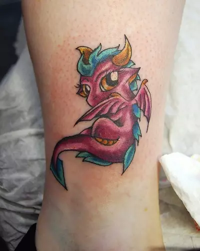 Татуировка с дракони (68 снимки): скици и ценности. Татуировки на ръка и на рамото, на гърба и на бедрото, по шията и крака, на предмишницата и върху други части на тялото 279_18