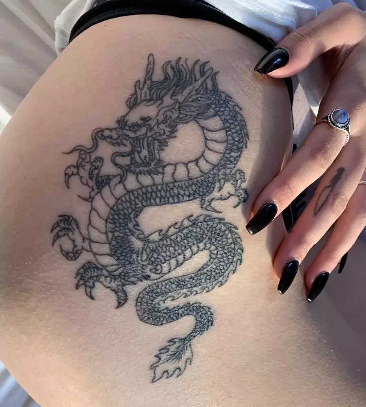 Tattoo met draken (68 foto's): schetsen en waarden. Tatoeages bij de hand en op de schouder, op de rug en op de heup, op de nek en het been, op de onderarm en op andere delen van het lichaam 279_20