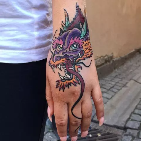 Tattoo s Dragons (68 fotografija): Skice i vrijednosti. Tetovaže na ruci i na ramenu, na leđima i na kuku, na vratu i nozi, na podlaktici i na drugim dijelovima tijela 279_22