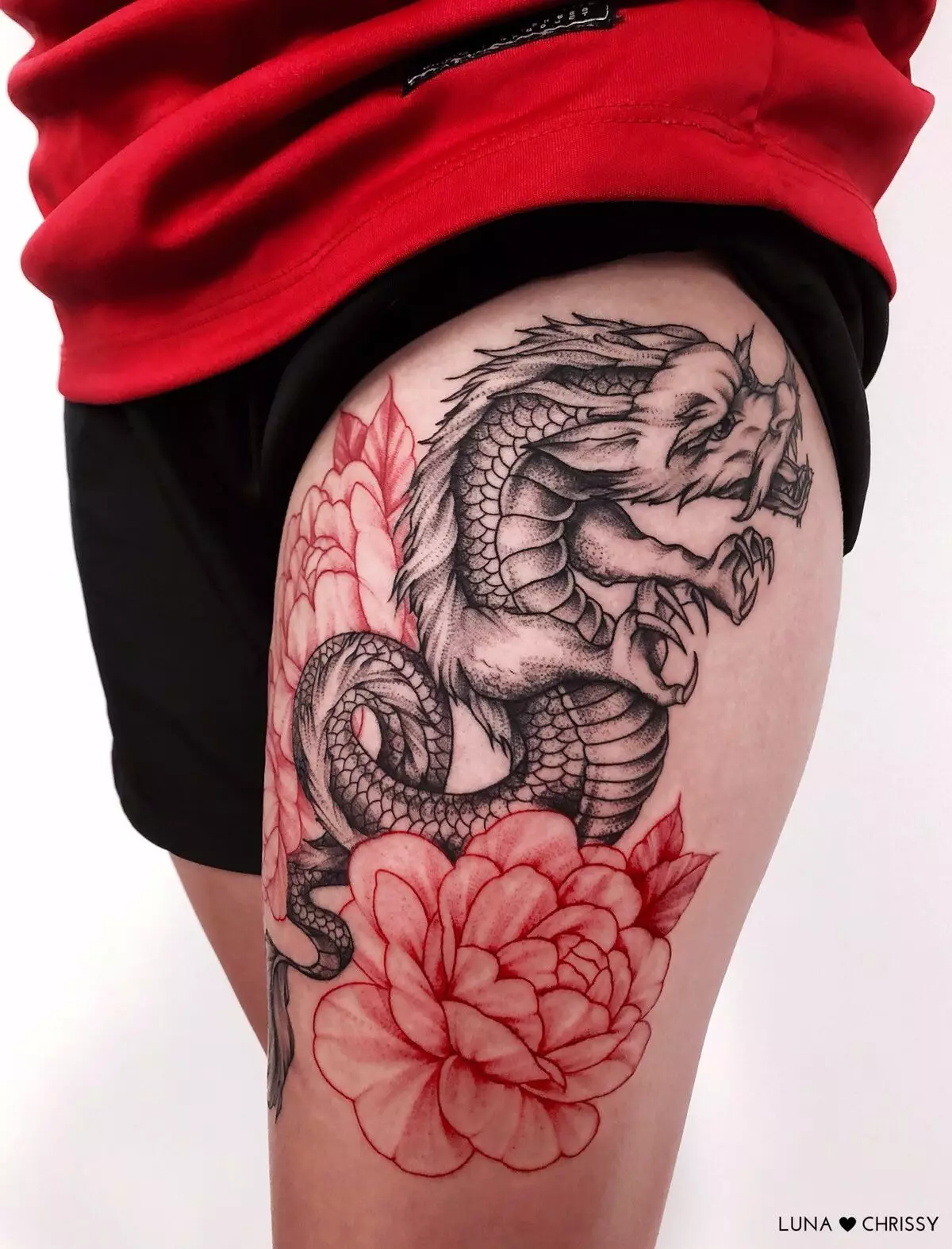 Tattoo met draken (68 foto's): schetsen en waarden. Tatoeages bij de hand en op de schouder, op de rug en op de heup, op de nek en het been, op de onderarm en op andere delen van het lichaam 279_27