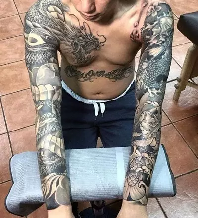 Tetovējums ar pūķiem (68 fotogrāfijas): skices un vērtības. Tetovējumi uz rokas un uz pleca, uz muguras un uz gūžas, uz kakla un kājas, uz apakšdelma un uz citām ķermeņa daļām 279_29