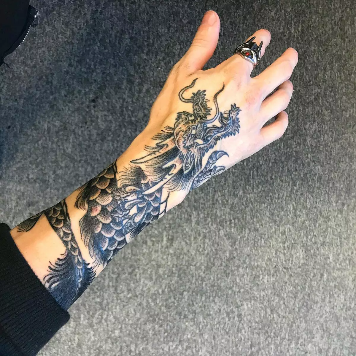 Tatuatge amb dracs (68 fotos): esbossos i valors. Tatuatges a la mà i a l'espatlla, a la part posterior i al maluc, al coll i a la cama, a l'avantbraç i en altres parts del cos 279_3