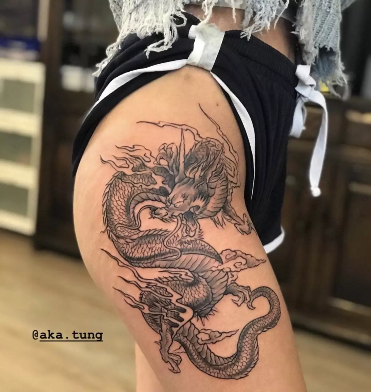Tattoo karo Dragons (68 Foto): Sketsa lan nilai. Tato ing tangan lan ing pundhak, ing mburi lan ing pinggul, ing gulu lan sikil, ing lengen lan ing bagean liya 279_38