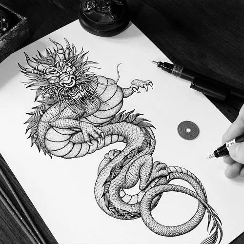 Tattoo karo Dragons (68 Foto): Sketsa lan nilai. Tato ing tangan lan ing pundhak, ing mburi lan ing pinggul, ing gulu lan sikil, ing lengen lan ing bagean liya 279_42