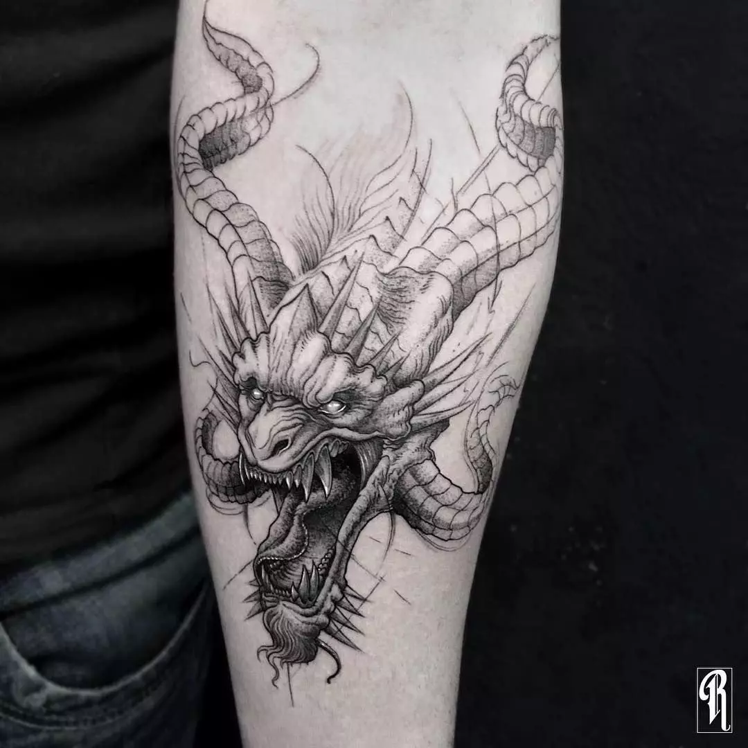 Татуировка с дракони (68 снимки): скици и ценности. Татуировки на ръка и на рамото, на гърба и на бедрото, по шията и крака, на предмишницата и върху други части на тялото 279_43