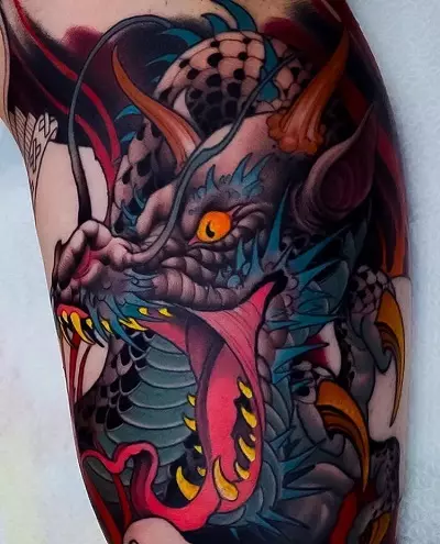 Tattoo karo Dragons (68 Foto): Sketsa lan nilai. Tato ing tangan lan ing pundhak, ing mburi lan ing pinggul, ing gulu lan sikil, ing lengen lan ing bagean liya 279_46