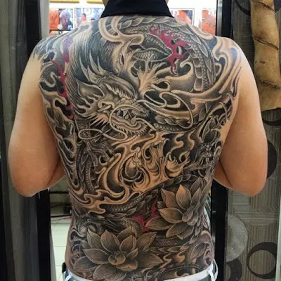 Tattoo con dragóns (68 fotos): bocetos e valores. Tatuaxes na man e no ombreiro, na parte de atrás e na cadeira, no pescozo e na perna, no antebrazo e noutras partes do corpo 279_52