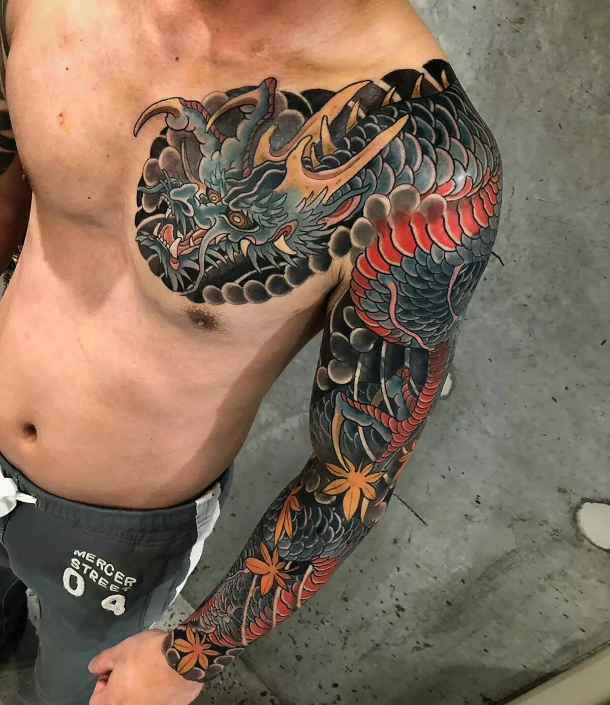 Tattoo karo Dragons (68 Foto): Sketsa lan nilai. Tato ing tangan lan ing pundhak, ing mburi lan ing pinggul, ing gulu lan sikil, ing lengen lan ing bagean liya 279_54