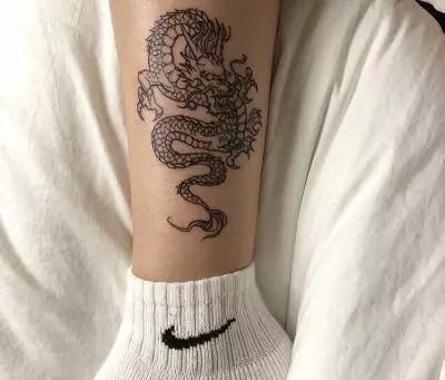 Tattoo koos draakonitega (68 fotot): visandid ja väärtused. Tätoveeringud käepärast ja õlale, seljale ja puusale, kaelale ja jalale küünarvarre ja keha teiste osade kohta 279_62