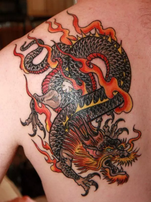 Tattoo karo Dragons (68 Foto): Sketsa lan nilai. Tato ing tangan lan ing pundhak, ing mburi lan ing pinggul, ing gulu lan sikil, ing lengen lan ing bagean liya 279_63