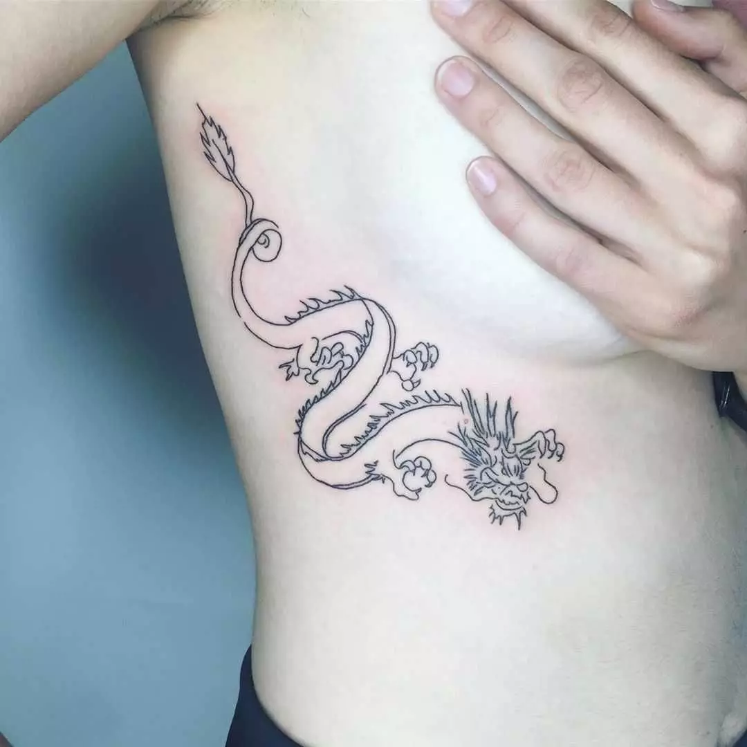 Tattoo con dragóns (68 fotos): bocetos e valores. Tatuaxes na man e no ombreiro, na parte de atrás e na cadeira, no pescozo e na perna, no antebrazo e noutras partes do corpo 279_65