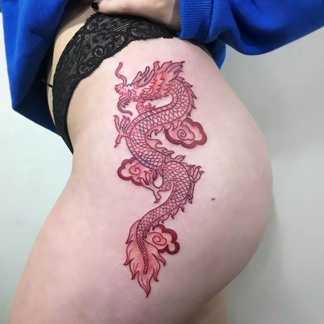 Tattoo met draken (68 foto's): schetsen en waarden. Tatoeages bij de hand en op de schouder, op de rug en op de heup, op de nek en het been, op de onderarm en op andere delen van het lichaam 279_67